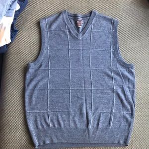 Never worn. Men’s Gray sweater vest. Size XL.
